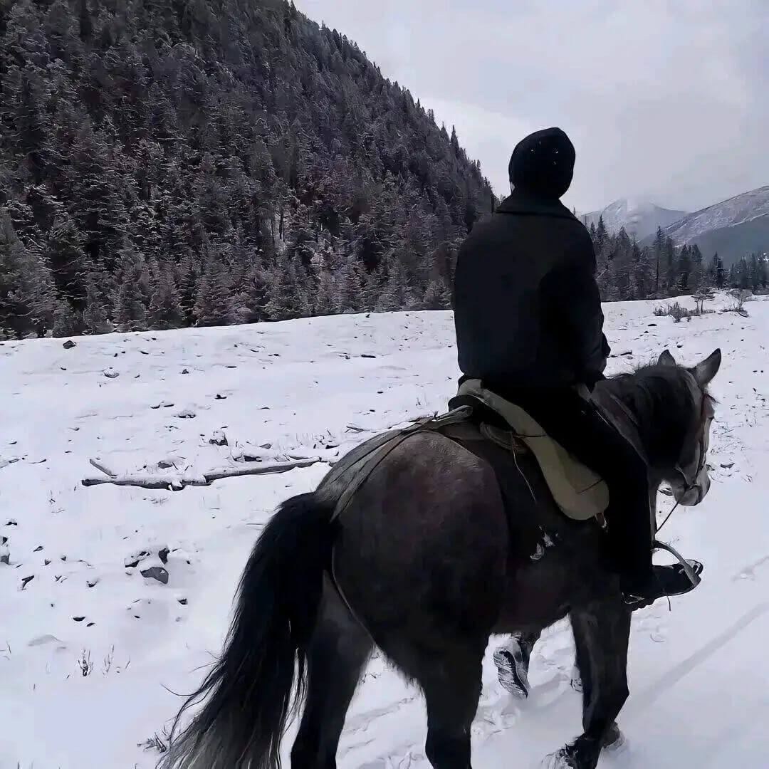 頭像男 | 歲月不曾放慢腳步，但我們依舊堅持走自己的路